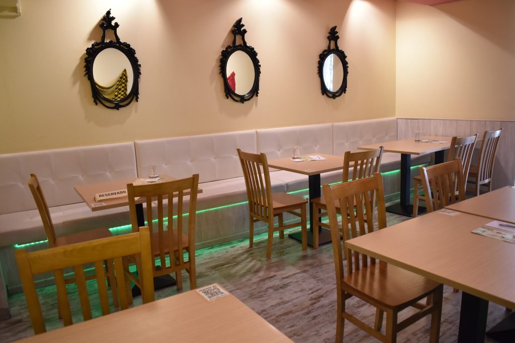 Mesas de restaurante en el centro de Madrid